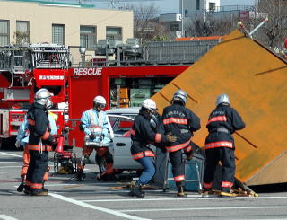 交通事故を想定した救出演習