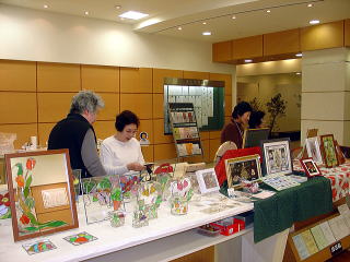 押し花とグラスアートを展示