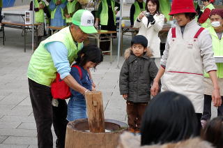 子どもたちも餅つき参加