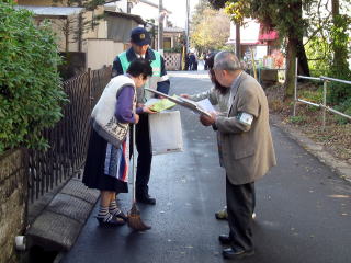 高齢者宅を訪問して交通安全を呼びかけ