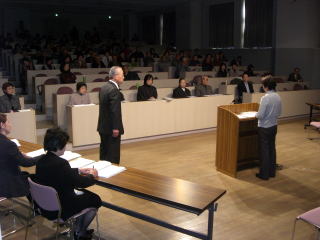 模擬裁判を演じる市民