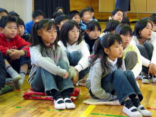 真剣に耳を傾ける子どもたち