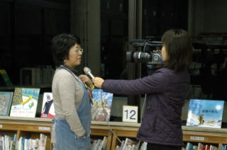 NHKのインタビューを受ける図書館の職員