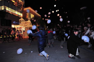 空から白い風船が