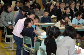 子どもたちが思い思いの意見を発表