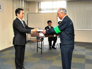 流山市民安全パトロール隊に委嘱状を手渡す井崎市長