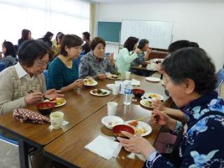 食事と会話を楽しみながら交流