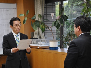 再検討の要望書を読み上げる井崎市長