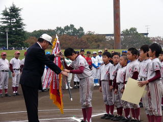 優勝旗授与