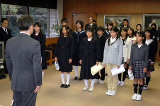 市長室で表彰式