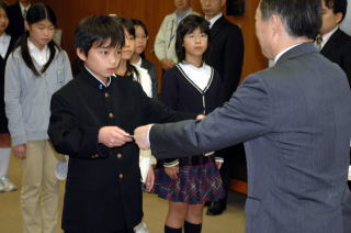 井崎市長から直接表彰状を
