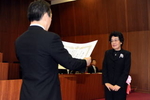 井崎市長から一人ひとりに表彰状を授与