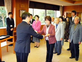 井崎市長から一人ひとりに表彰状が