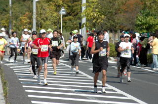 力強く走るランナーたち