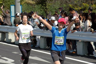 力強く走るランナーたち
