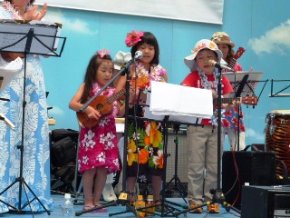 ハワイアン演奏をする小学生