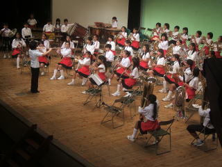 流山小学校の演奏