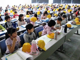 説明を受ける小学生