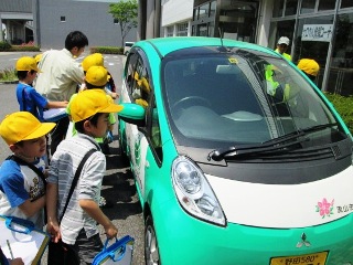 市役所の電気自動車に興味津々