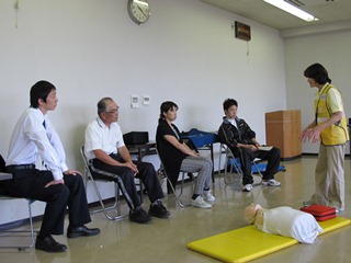 AED使い方の説明を受けます