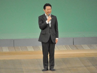 挨拶を述べる井崎市長