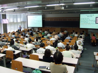 熱心に聴く受講生の皆さん