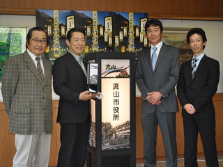 市長の手元にはミニ切り絵行灯も