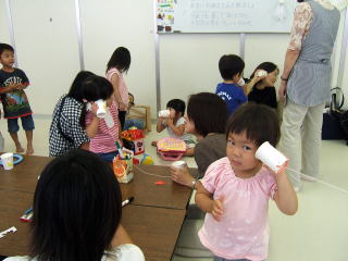 コップを耳に押し付けてお母さんの声が聞こえるかな