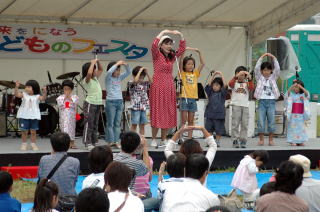 小さな子どもも舞台に上がって