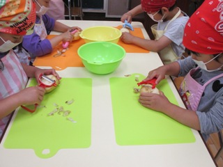 じゃがいもの皮むきに挑戦