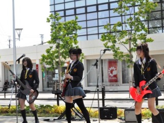 演奏して歌って踊るガールズバンド