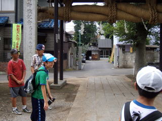 赤城神社の大しめ縄の前で