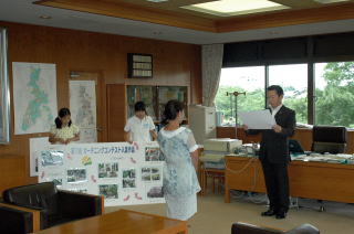 職場体験の小学生もお手伝い