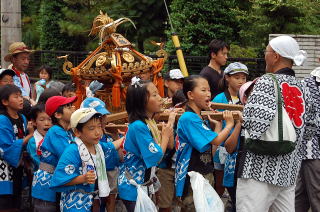 子ども神輿も元気にスタート