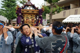 井崎市長も花棒を担いで