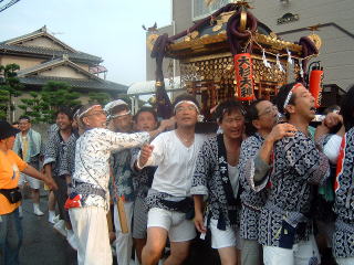 威勢良くワショイワッショイ