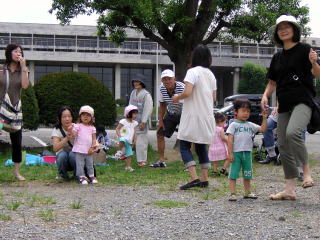 駐車場で子育てサロン