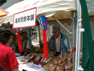 地元商店も多数出店