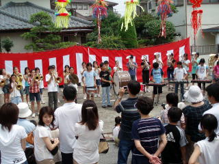 東小の子どもたちが演奏を披露