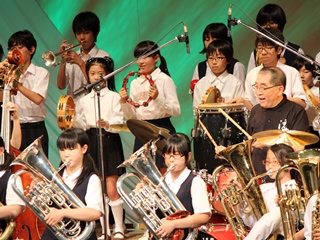 ビッグバンドと小中学生のコラボレーション