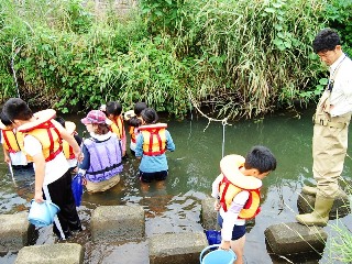 ライフジャケットを身につけて川の中へ