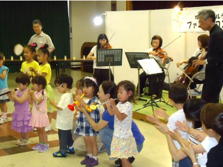 小さな子どもたちも一緒に参加