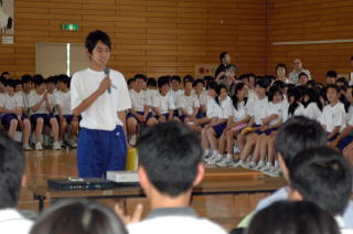 挨拶する生徒会長の村上君