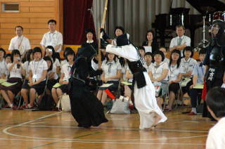 剣道の仕合を披露