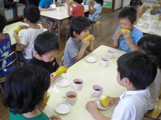 甘いとうもろこしに子どもたちも大喜び