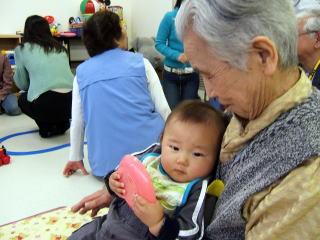 抱っこされて気持ちよさそうな子どもたち