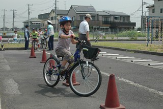 自転車でスラローム