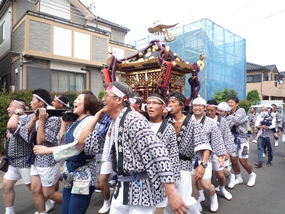 威勢よく神輿を担ぎます