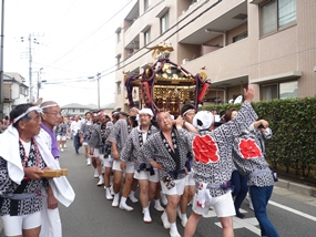 沿道から多くの見物客も