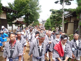 担ぎ手が香取神社に集合